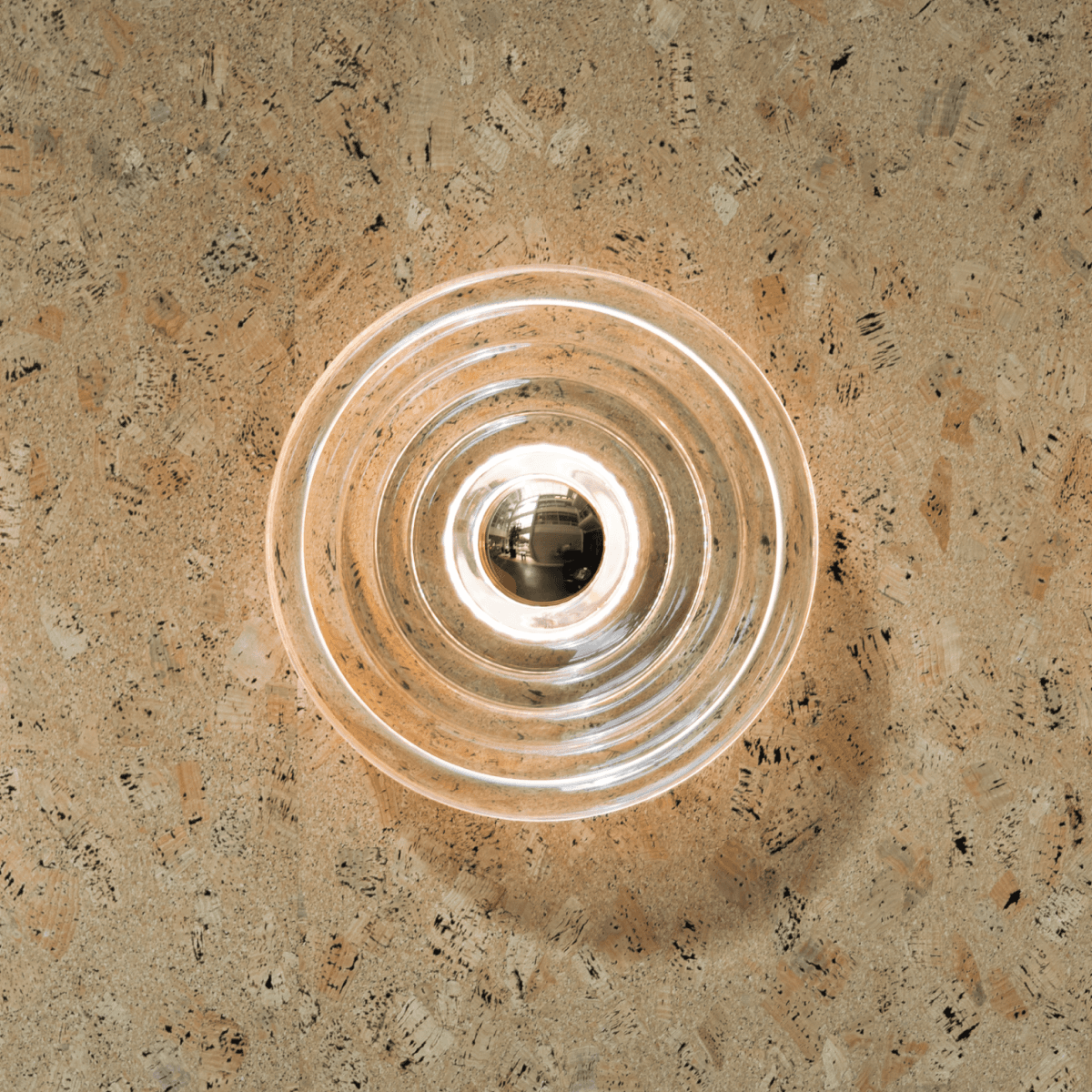 Round modern wall lamp with light reflections on cork HVK Stevens