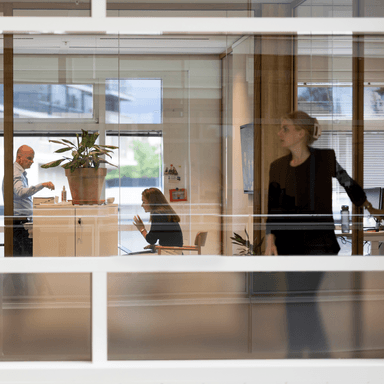 Kantoorinterieur met collega’s in overleg door glaswand HVK Stevens