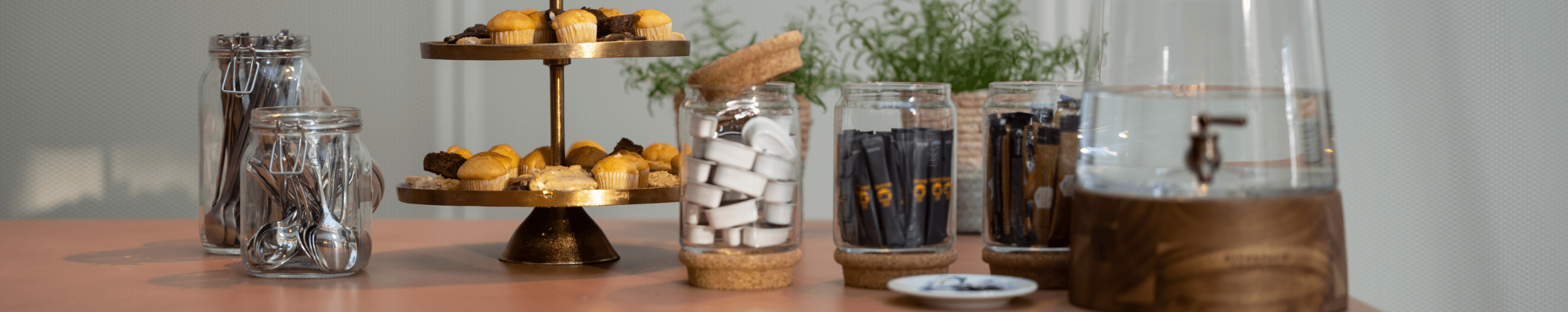 Koffietafel met gebak en potjes met benodigdheden hvk stevens
