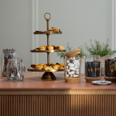 Koffietafel met gebak en potjes met benodigdheden HVK Stevens