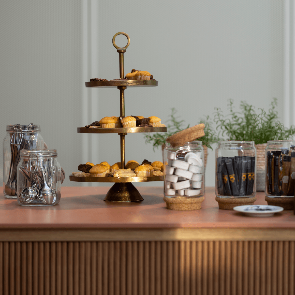 koffietafel met gebak en potjes met benodigdheden hvk stevens