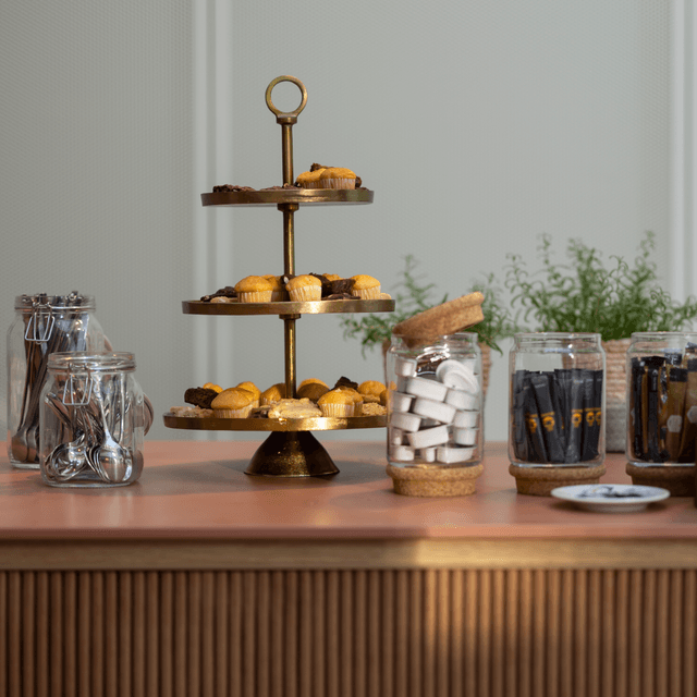 Koffietafel met gebak en potjes met benodigdheden HVK Stevens