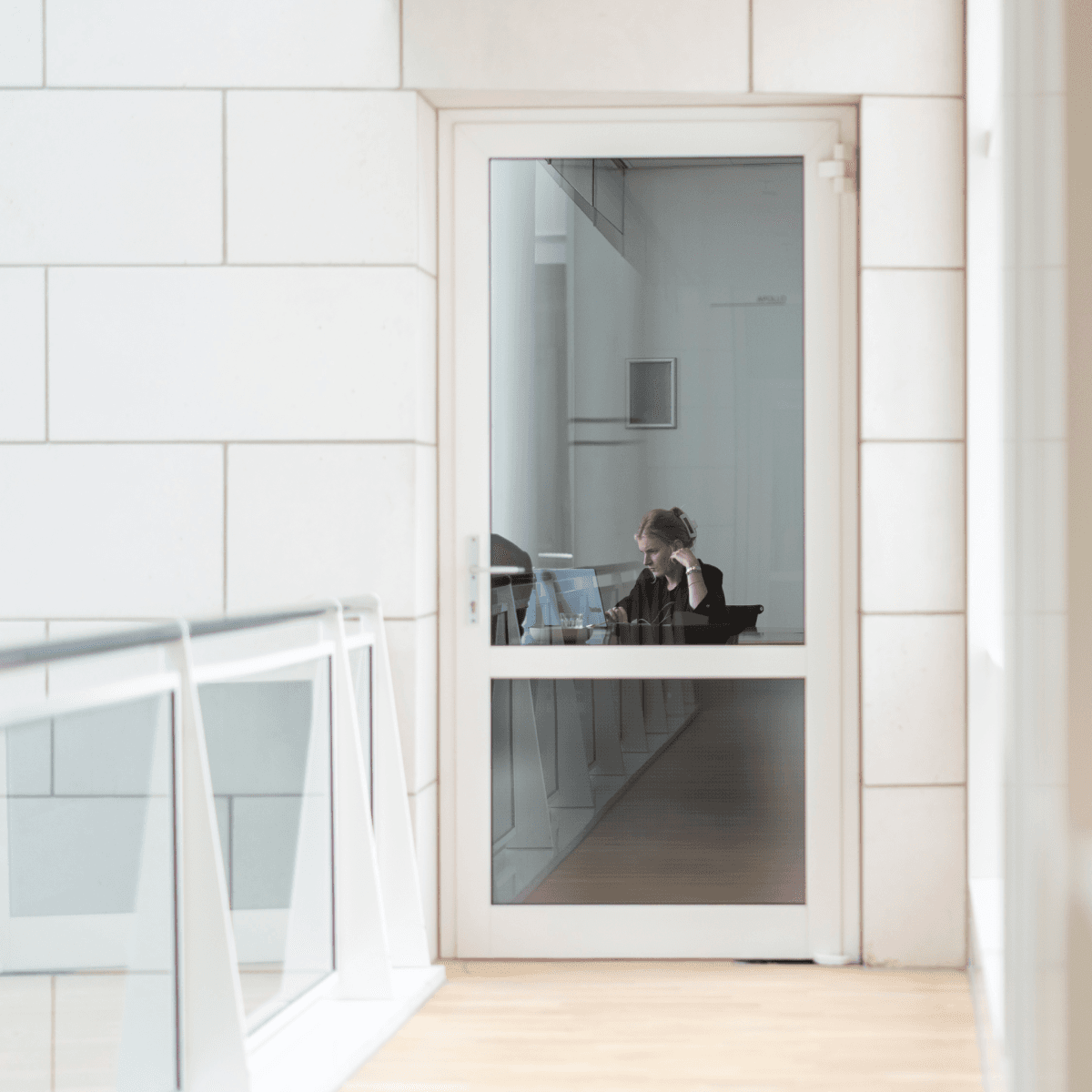Medewerker aan telefoon bureau HVK Stevens