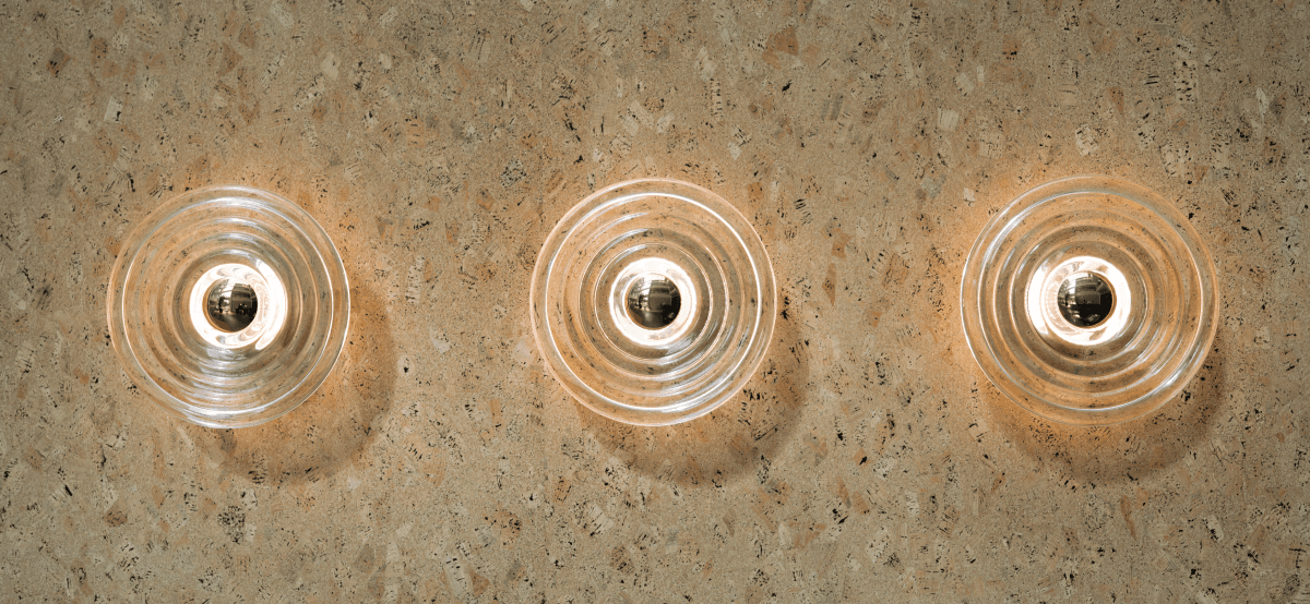 ronde moderne wandlamp met lichtreflecties op kurk hvk stevens
