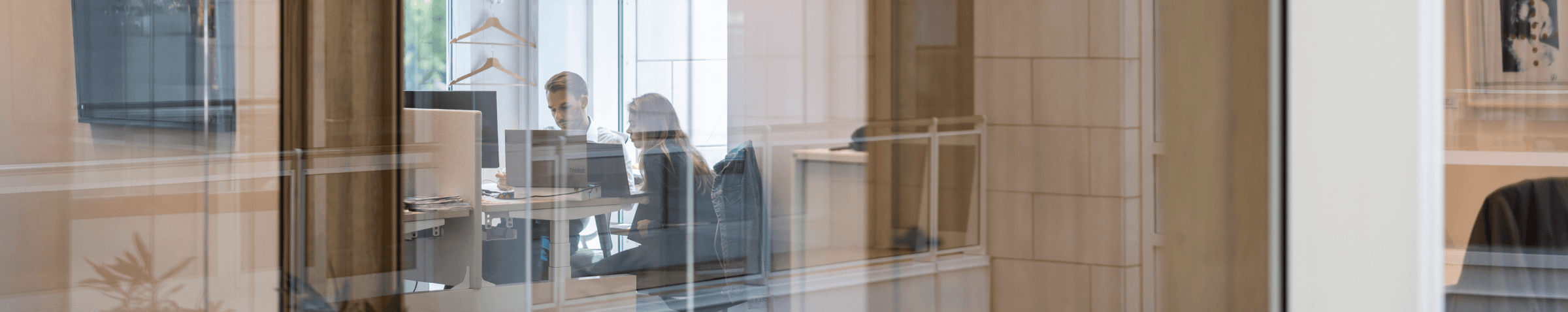 Twee collega’s aan het werk in moderne kantoorruimte HVK Stevens