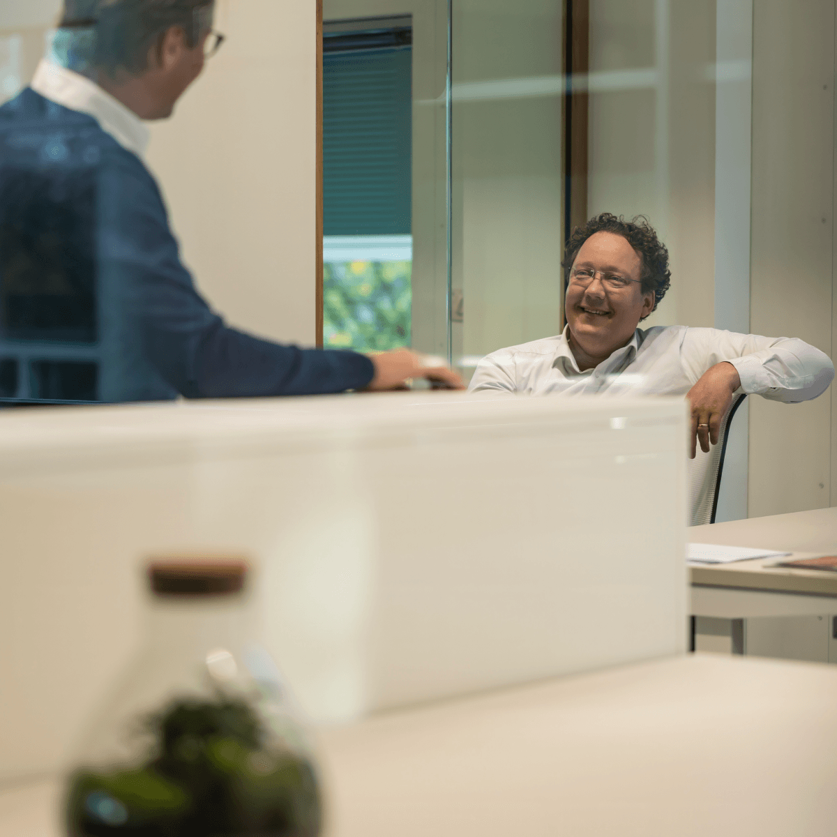 Twee mannen in gesprek in kantoorruimte HVK Stevens