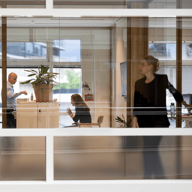 Kantoorinterieur met collega’s in overleg door glaswand HVK Stevens
