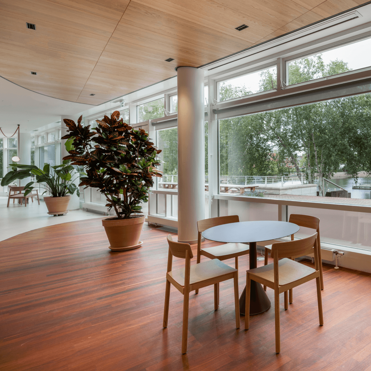 Zithoek met witte stoelen en oranje vloer in kantoorruimte HVK Stevens