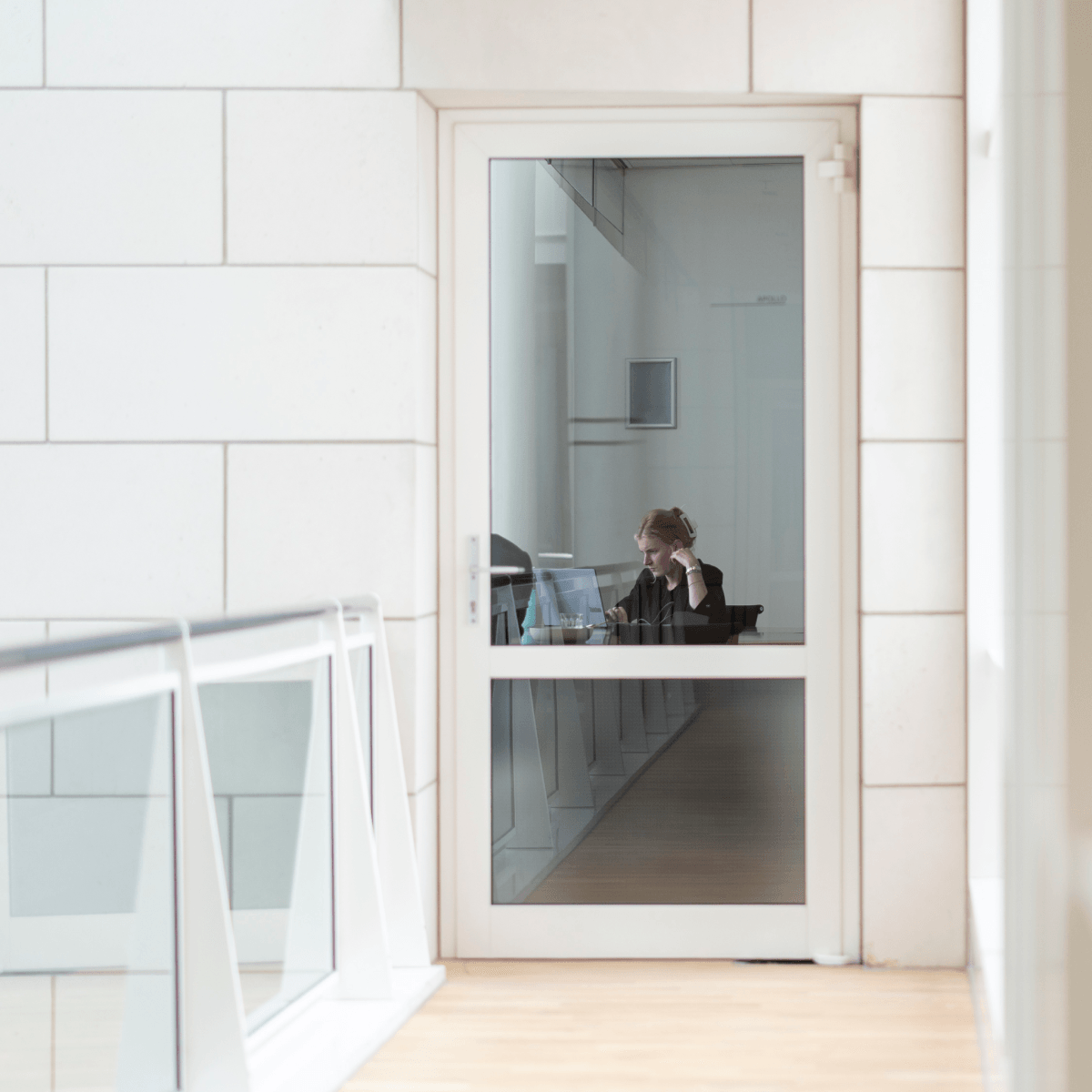 Medewerker aan telefoon bureau HVK Stevens