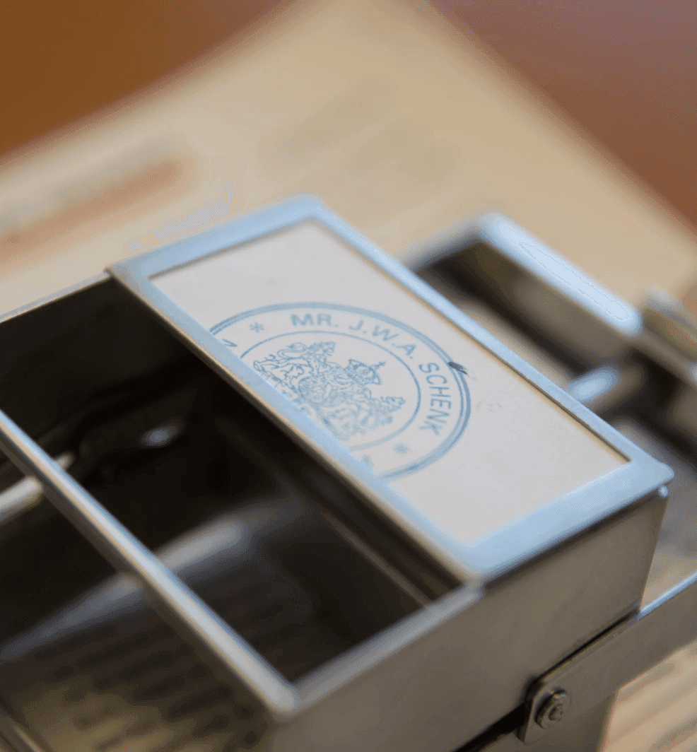 Close up van een notariële stempel op een juridisch document bij HVK Stevens