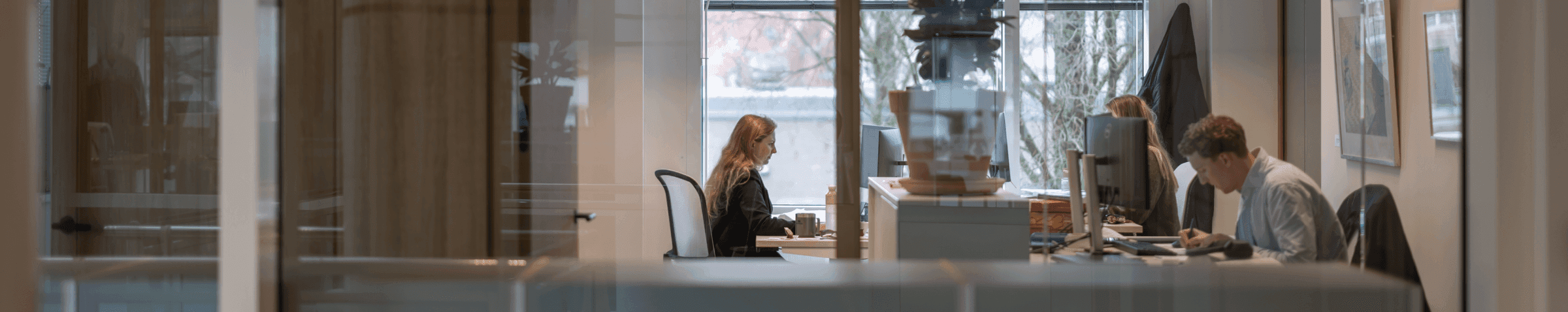 collega’s aan het werk achter bureau met computers hvk stevens