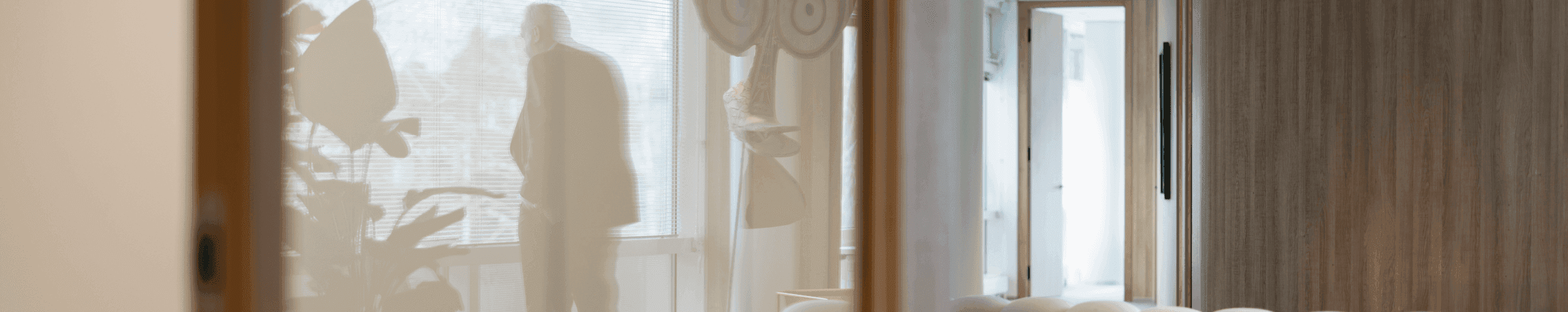 Man bij raam met reflectie in kantoorruimte