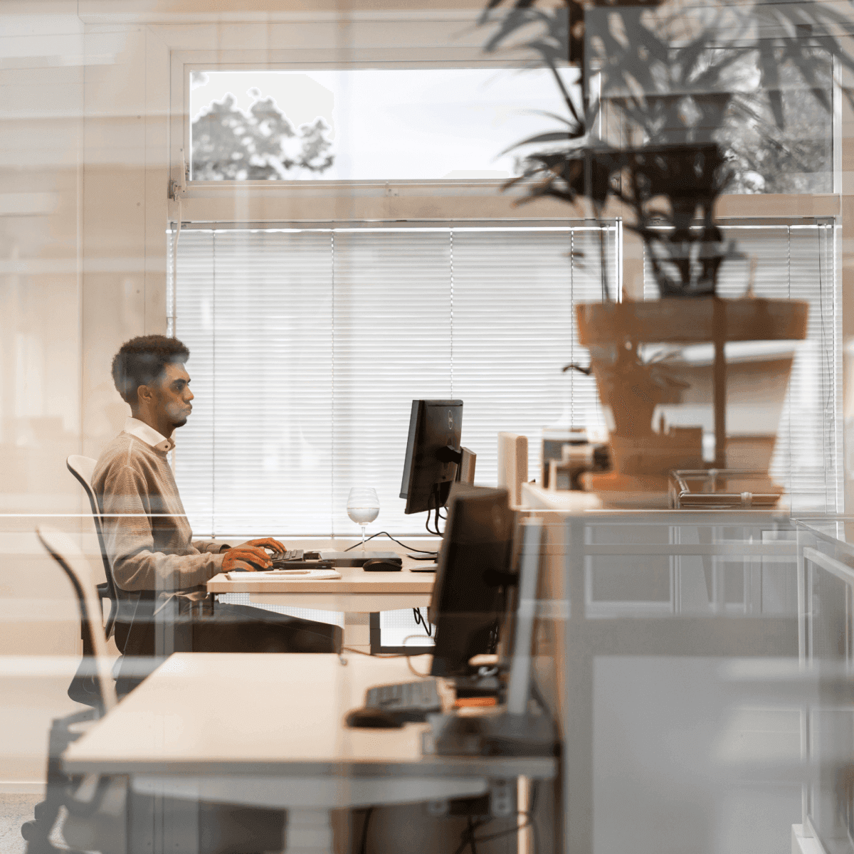 Medewerker achter bureau computerscherm