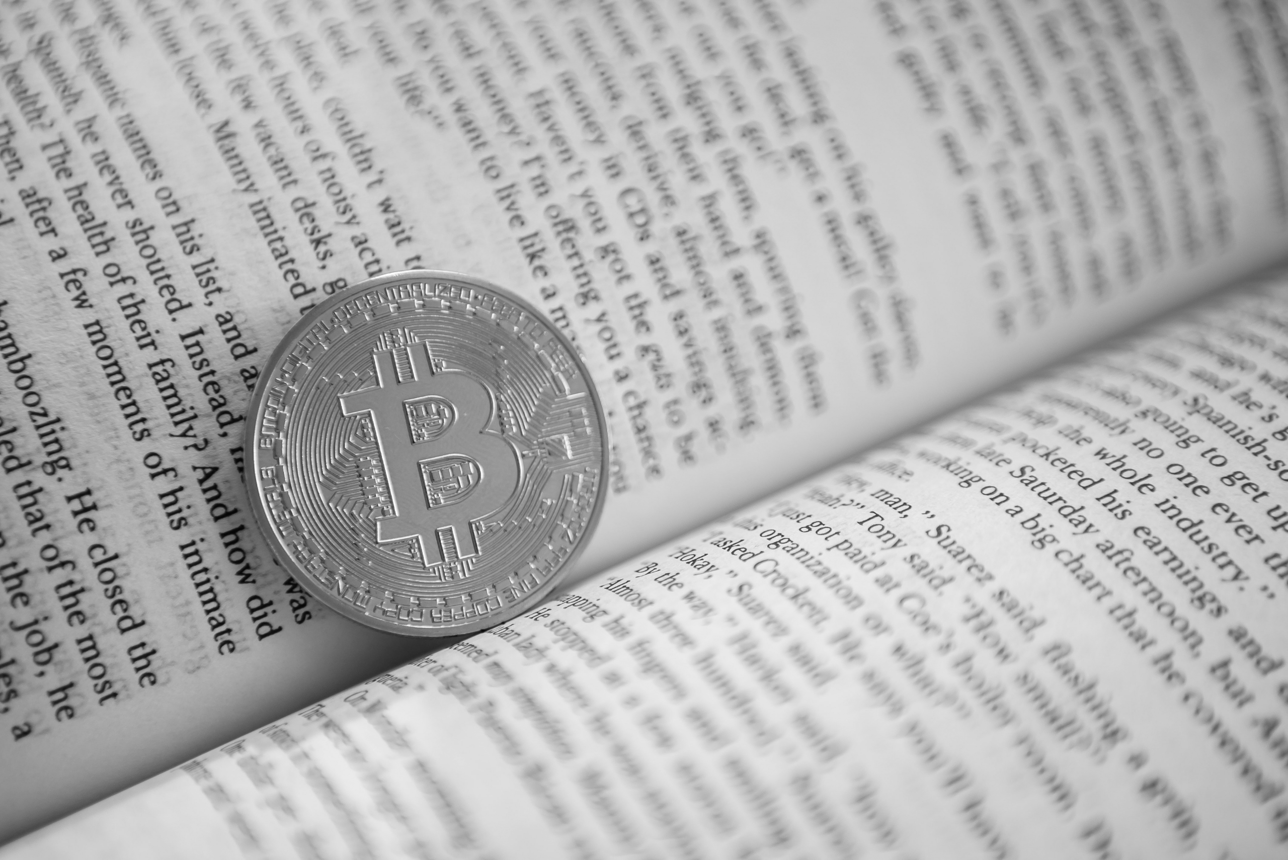 Bitcoin logo op boek